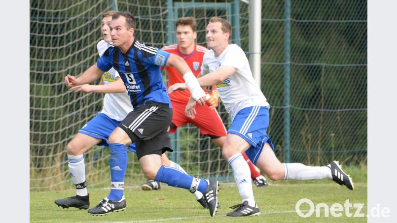 Spielertrainer Andreas Wendl (rechts) vom TuS Kastl sollte zum 1. Juli nach Etzenricht wechseln. Bild: ref
