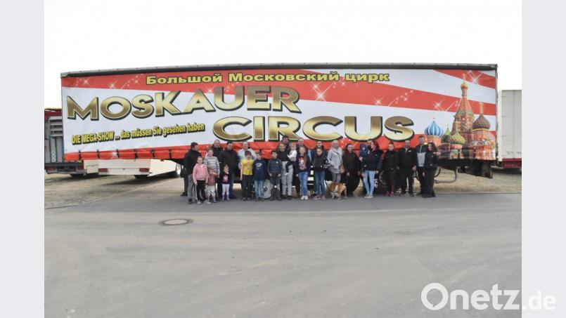 Etwa 30 der 40 Beschäftigten beim &quot;Moskauer Circus&quot;. Die Kinder werden übrigens immer per Internet unterrichtet. Für sie ändert sich in Zeiten von Corona nichts. Bild: hcz