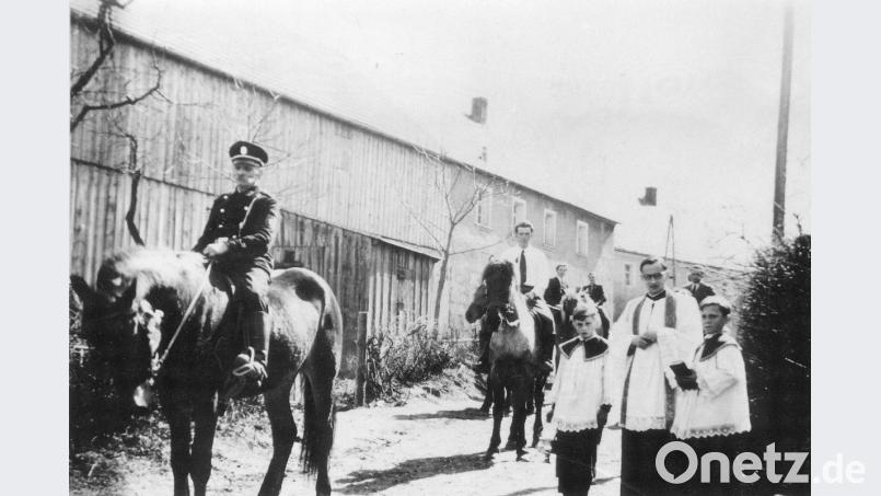 Der 23. April war und ist in Sassenreuth ein wichtiger Tag: der Gedenktag des heiligen Georg. Am &quot;Girglsdoch&quot; zogen die Bürger und bunt geschmückte Rösser durch den Ort. Auch findet dem Patronatsheiligen zu Ehren ein Gottesdienst statt, den die Sassenreuther aber wegen des Coronavirus nur per Live- Stream mitverfolgen dürfen. Bild: ü