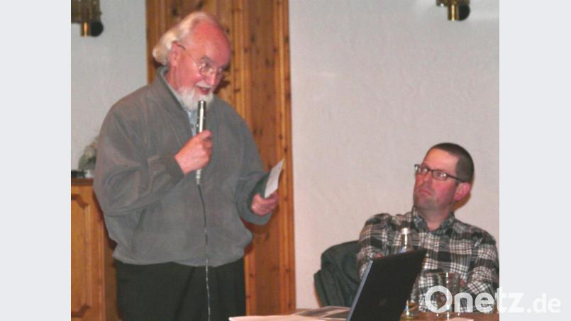Pater Berthold Brandl (links) schilderte seine Erlebnisse in diesen unheilvollen Tagen. Rechts der Historiker Ulrich Fritz, Mitarbeiter der Gedenkstätte Flossenbürg. Archivbild: gi
