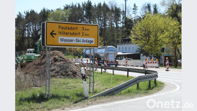Seit ein paar Tagen gibt es diese Baustelle beim Haidweiher: Keine Straßenbaumaßnahme, sondern Arbeiten am Durchlassbauwerk, das den Haidweiherbach-Zufluss regelt. Bild: Wolfgang Steinbacher