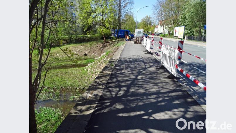 Das alte Geländer am Krebsbach an der Friedrich-Ebert-Straße beim Sindersberger-Seniorenheim ist abgeflext und macht Platz für die Erneuerung. Bild: Dobmeier