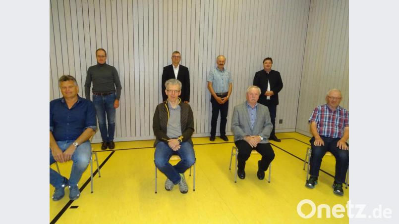 Ein Gruppenfoto, das wohl seinen Platz in der Chronik finden wird. Denn wegen Corona musste auch die Verabschiedung von sieben Gemeinderäten mit dem vorgeschriebenen Sicherheitsabstand stattfinden. In der vorderen Reihe (von links) Uli Bauriedl, Heinrich Niebauer, Josef Sturm und Erich Saffert. Dahinter stehend Carl Graf zu Eltz, Hermann Schrott, Hans Hermann und Bürgermeister Christian Ziegler (von links). Bild: hou