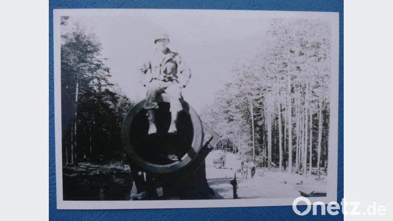 Im Jahr 1945 postiert ein GI auf dem Kanonenrohr der &quot;Dora&quot;, dem größten Geschütz aller Zeiten. Repro: rn