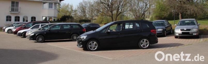 Dieser Parkplatz im Westen der Stadt war in den zurückliegenden Wochen immer gut gefüllt mit Autos - praktisch alle aus Tschechien. Es handelt sich dabei um die Fahrzeuge von Grenzpendlern, die wegen der Coronakrise in Deutschland übernachten mussten. Bild: Thomas Dobler