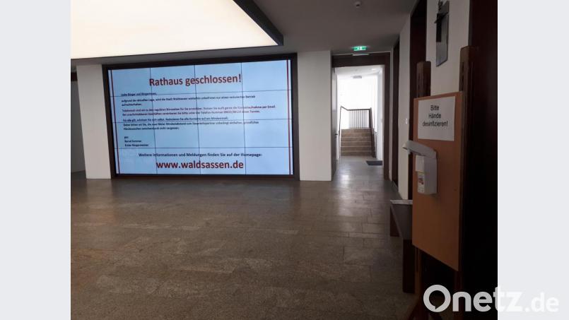 Diese Woche ist das Rathausportal noch versperrt. Ab Montag soll es aber eine Öffnung vormittags geben. Der Spende für die Hand-Desinfektion steht schon bereit. Bild: pz