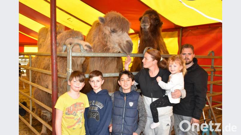 Zirkus-Mitarbeiterin Natascha Trumpf, Jeffrey Frank (rechts) und der Zirkus-Nachwuchs. Bild: hcz