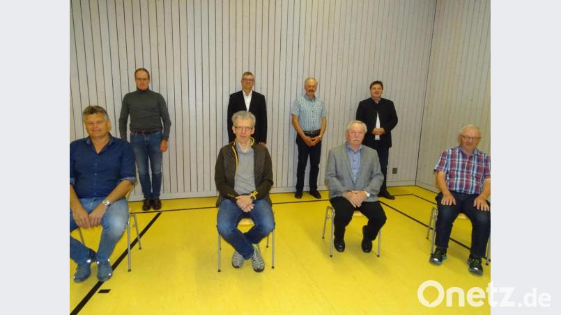 Ein Gruppenfoto, das wohl seinen Platz in der Chronik finden wird. Denn wegen Corona muss auch die Verabschiedung von sieben Gemeinderäten mit dem vorgeschriebenen Sicherheitsabstand stattfinden (vordere Reihe, von links): Uli Bauriedl, Heinrich Niebauer, Josef Sturm und Erich Saffert; stehend (von links): Carl Graf zu Eltz, Hermann Schrott, Hans Hermann und Bürgermeister Christian Ziegler. Bild: Houschka