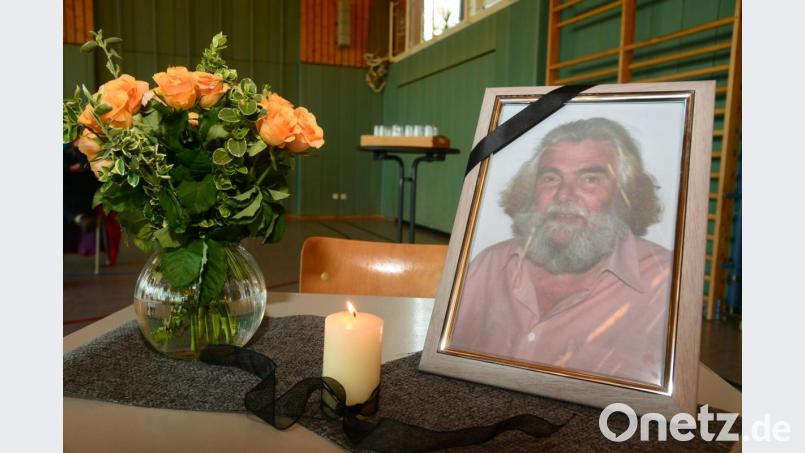 Auf dem Platz Helmut Rewitzers im Stadtrat erinnerte ein Portrait an den Verstorbenen. Bürgermeister Rainer Rewitzer nannte Helmut Rewitzer einen &quot;Mahner und Ideengeber&quot; mit eigener Meinung und Standhaftigkeit. Bild: bey