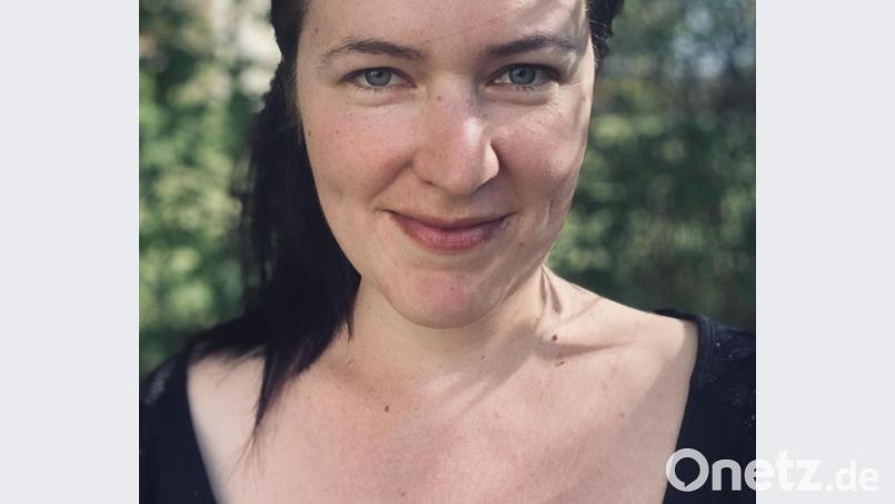 Julia Sollinger ist Pfarrerin in der Paulanergemeinde in Amberg. Für Menschen ohne Internetzugang hat sie das Format "Auf einen Kurzen mit der Pfarrerin" erfunden. Zehn Minuten am Telefon werden mit Gebet, Liedern oder Gesprächen verbracht. Bild: exb