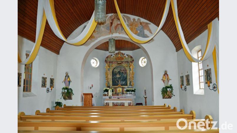 Schön geschmückt ist die Sassenreuther Kirche für den Georgstag am 23. April. Wegen des Coronavirus bleiben die Kirchenbänke allerdings leer. Bild: ü