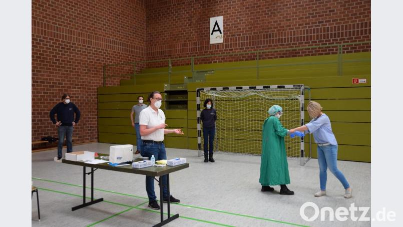 Anke Priebe erklärt zwei Teilnehmerinnen das korrekte Anziehen der Schutzkleidung zur Vermeidung einer möglichen Kontamination und Virenverschleppung. Bild: exb/Claudia Prößl