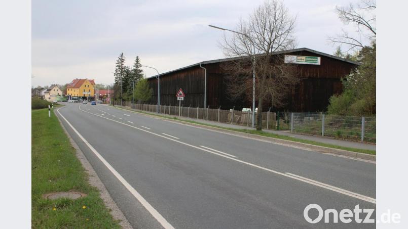 Eine Linksabbiegespur soll die Zufahrt zum geplanten Fachmarktzentrum ermöglichen. Bild: sne