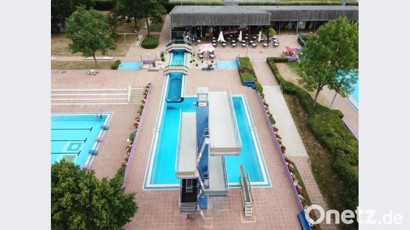 Das Freibad in Tirschenreuth kommt in die Jahre. Bürgermeister Franz Stahl rechnet mit &quot;bald deutlichen, großen Schäden&quot;, die eine komplette Sanierung oder sogar einen Neubau unaufschiebbar machen. Bild: ubb