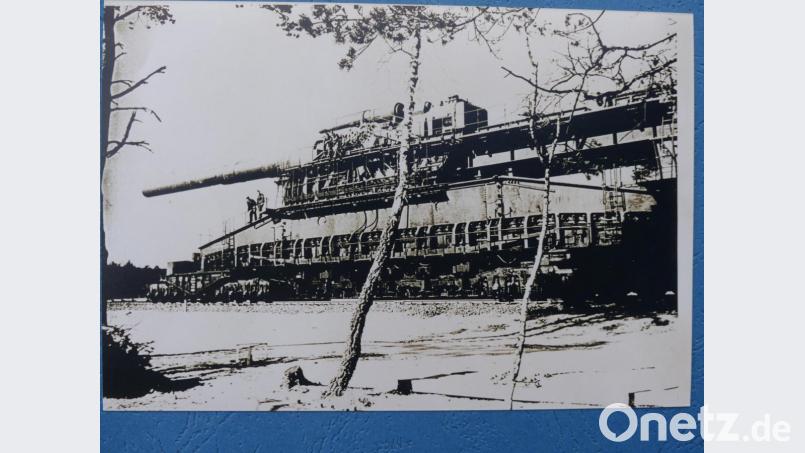 1943: Das komplette Eisenbahngeschütz &quot;Dora&quot; in Rügenwalde. Repro: rn