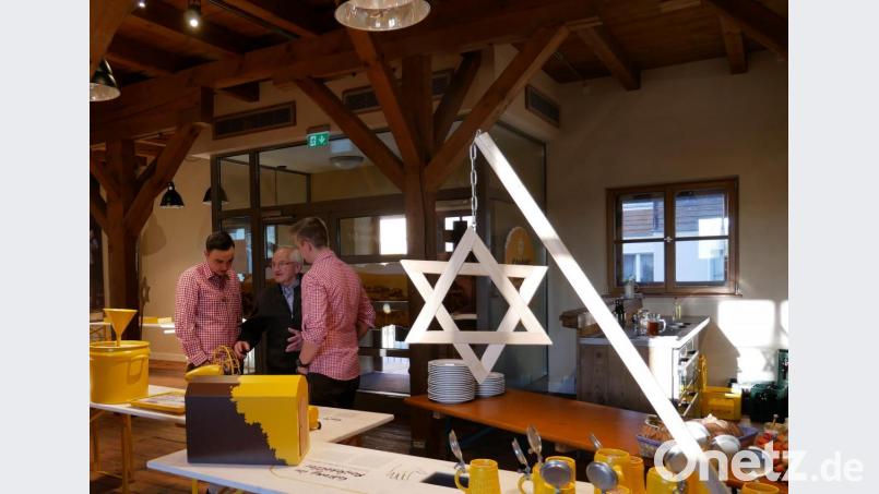 Kommunbierbrauer Georg Zierer führt Jugendliche durch das Biererlebnis. Bild: gz