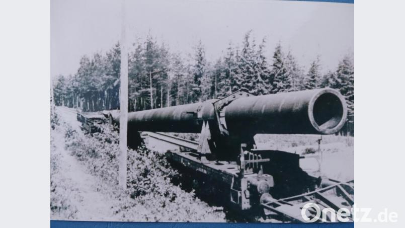 Auf dem Gleis der Bahnlinie Eschenbach–Kirchenthumbach erwartete der Geschützt-Til von &quot;Dora&quot; das Kriegsende. Repro: rn