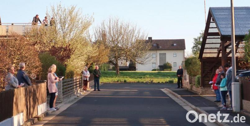 Die Nachbarn der Danziger und Breslauer Straße versammeln sich täglich zum Gebet in Zeiten der Coronakrise. Bild: rha