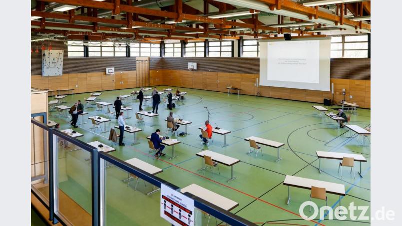 Abstand halten: Der Werkausschuss tagte am Dienstag in der Oberpfalzhalle. Alle Sitzungen der Stadtrats-Gremien der nächsten Wochen werden hier stattfinden. Zuschauer haben auf der Tribüne Platz. Am Eingang kontrolliert Security und stellt Hand-Desinfektionsmittel zur Verfügung. Bild: Hösamer