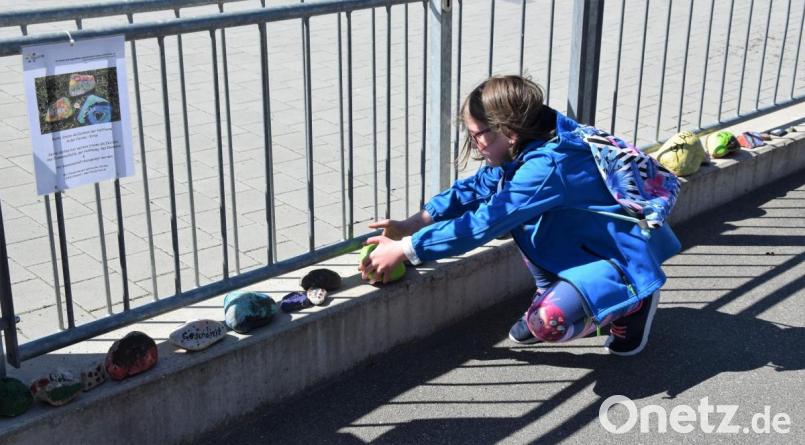 Romy ist eines der Kinder, die auch ihren Stein auf der Kirchenmauer in Bechtsrieth platzieren. Eine tolle Gemeinschaftsaktion in schweren Zeiten. . Bild: fz