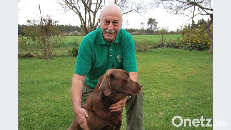 Dr. Günther Baumer mit seinem Jagdhund „Socke“. Bild: gsp