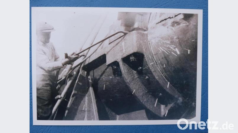 1950: Das &quot;Dora&quot;-Rohr wird zum Abtransport zerlegt. Repro: rn