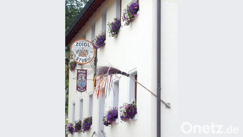 Die Zoiglwirte weisen mit einem ausgehängten Reiserbesen auf ihre Öffnungszeiten hin. Bild: gz