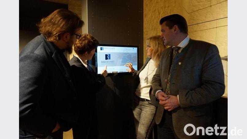 CeBB-Leiterin Dr. Veronika Hofinger und bbkult.net-Redaktionsleiter David Vereš (links) lüften den Vorhang für Landrat Thomas Ebeling und Irene Träxler, Trägervereinsvorsitzende des CeBB (rechts). Bild: eib