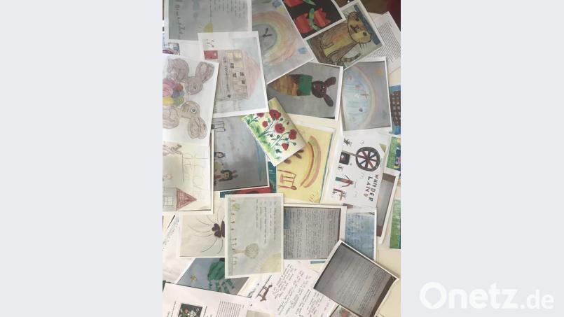 Die Kinder haben sich viel einfallen lassen und erfreuen mit ihren kreativen Ideen die Bewohner des Seniorenheims. Bild: sm