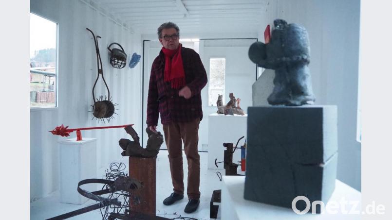 Eine bunte Sammlung mit Werken seiner Kollegen zeigt Künstler Heiko Herrmann in Pertolzhofen. Bild: bl