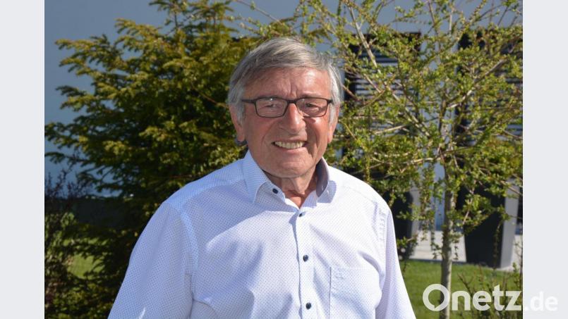 Max Wittmann vor seinem neuen Wohnhaus, das er seit drei Jahren in Mitterteich bewohnt und wo er den Ruhestand genießt. „Mister Gartenschau“ feiert heute seinen 70.Geburtstag. Bild: jr