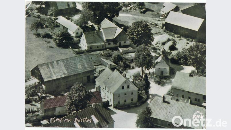 Völlig zerstört und dann wieder aufgebaut: Die Postkarte ist eine Aufnahme von Spielhof aus den 1950er Jahren nach den Wiederaufbauarbeiten. Repro: tu
