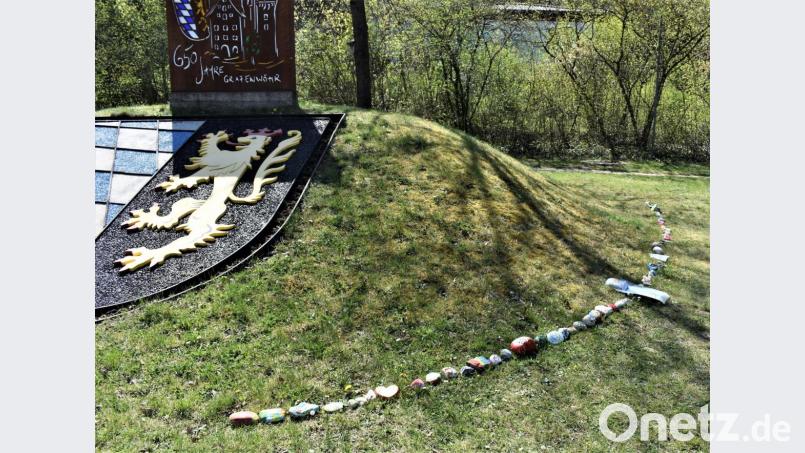 Eine bunte Steinkette liegt beim Grafenwöhrer Stadtwappen. Bild: rgr