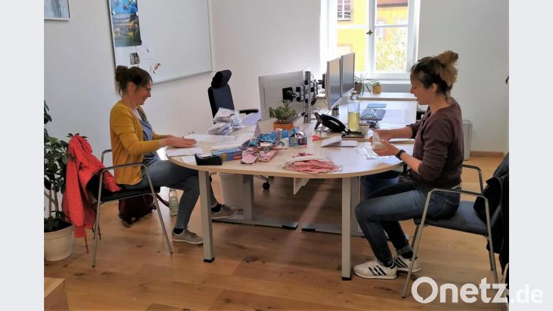 Mitarbeiterinnen der Kindertagesstätte "Li-La-Löhle" verpackten am Mittwochvormittag die Masken im Kemnather Rathaus. Bild: stg