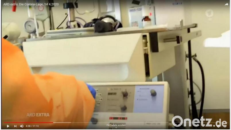 Griff des Anstoßes: Diese Szene suggeriert, dass eine Schwester vor laufender Kamera ein Beatmungsgerät eines Patienten abstellt, der noch nicht tot ist. Das führt zu heftigen Reaktionen im Netz. Screenshot: ARD/Youtube