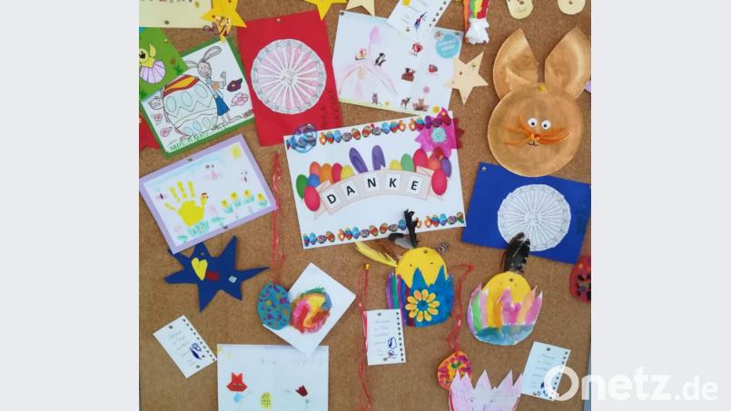 Gemalte und gebastelte Motive gehen vom Kindergarten direkt zu den Bewohnern des Seniorenheims. Bild: fjo