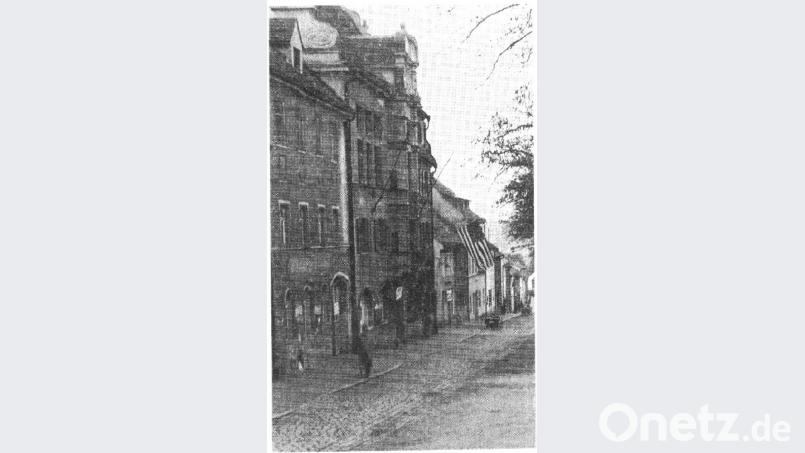 1945 hängt die weiße Fahne aus dem Rathaus. Vohenstrauß ist in der Hand der Amerikaner. Repro: dob