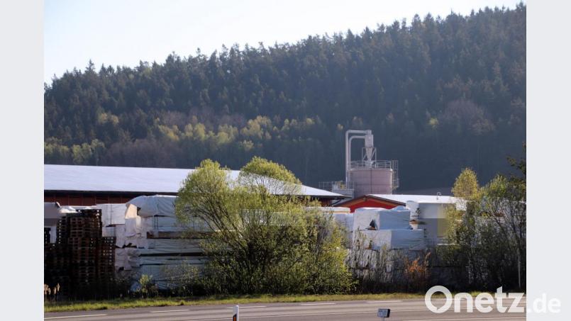 In diesem Hochsilo im Industriegebiet Döllnitz wurde am Donnerstag ein Arbeiter verschüttet. Verletzt wurde er dabei nicht. Bild: jma