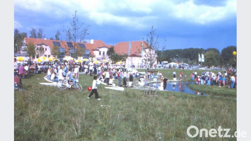 Das Baustellenfest wurde 1995 gefeiert. Im Hintergrund ist das ehemalige Maschinenhaus des Klärwerks zu sehen. Archivbild: Dieter Dörner