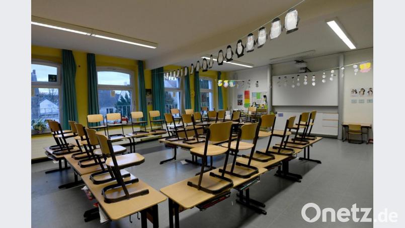 Stühle stehen in einem Klassenzimmer in einer Grundschule auf den Tischen. Bild: Caroline Seidel/dpa