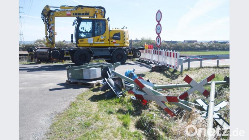 220.000 Euro investiert die Deutsche Bahn in den neuen Bahnübergang in der Maierhofstraße in Weiden. Mäuse hatten die Elektronik befallen und komplett zerstört. Bild: Gabi Schönberger