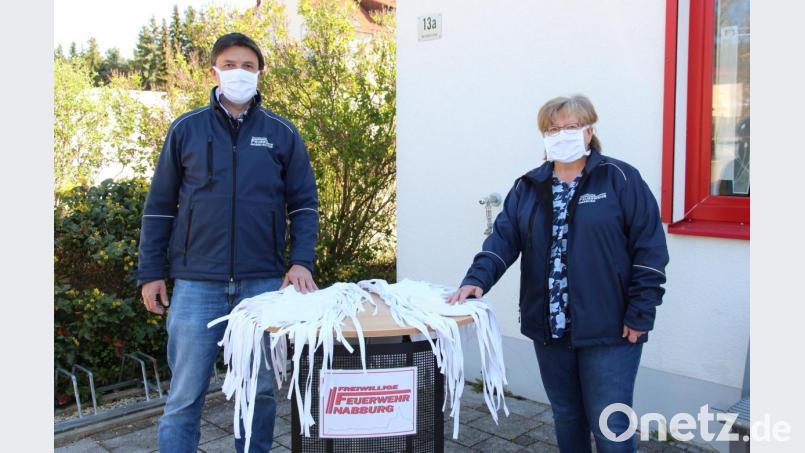 Kommandant Andreas Ringlstetter (links) freut sich über die Spende von Schutzmasken, genäht von Festmutter Christine Irlbacher (rechts) für Einsatzkräfte der Freiwilligen Feuerwehr Nabburg. Bild: bph