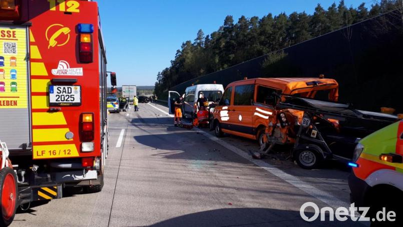 Auf der Autobahn zwischen Wernberg-Köblitz und Luhe-Wildenau ist am Donnerstagmorgen ein Mercedes-Fahrer beim Ausweichen ins Schleudern geraten. Bild: Feuerwehr Landkreis Schwandorf