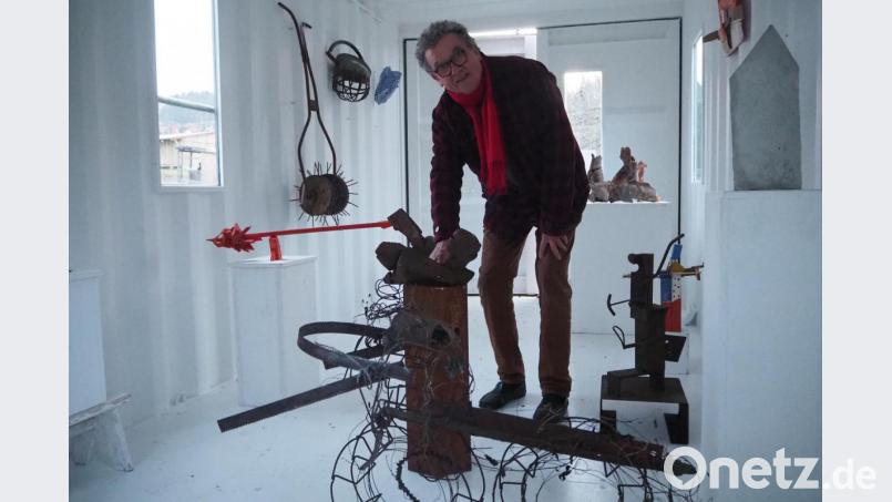 Heiko Herrmann inmitten der Fundstücke aus 25 Jahren Kunstdingertage in Pertolzhofen. Bild: bl