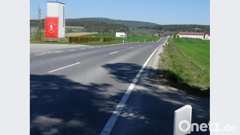 Die örtliche Lage: Links ist die Godelmann-Werkszufahrt, in der Mitte verläuft die nach Högling und weiter nach Etsdorf führende Kreisstraße. Rechts davon befindet sich ein bisher landwirtschaftlich genutztes Grundstück, das das Unternehmens gekauft hat. Dort sollen nun dringend benötigte Firmenparkplätze und eine Flüssiggas-Tankstelle für Lkw entstehen. Bild: Houschka