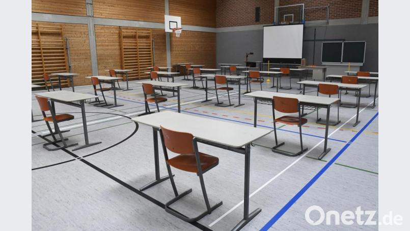 Mit Einzeltischen in der Turnhalle (im Bild Max-Reger-Gymnasium Amberg) kann auch bei Kursen mit mehr als 15 Schülern der erforderliche Mindestabstand eingehalten werden. Ab Montag beginnt für 438 Zehnt- und Zwölftklässler in Amberg wieder der Unterricht. Bild: Petra Hartl