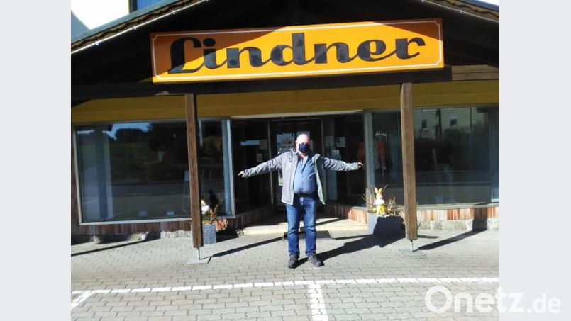 Kein Durchkommen! signalisiert hier der Inhaber des Bekleidungshauses Lindner. Das Abschließen einzelner Abteilungen verhindert der bayerische Sonderweg. Bild: ld