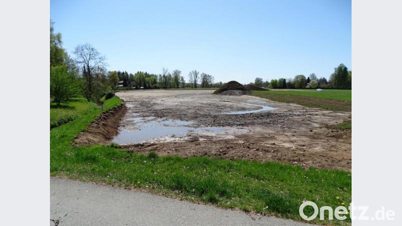 Am Kirchsteig südöstlich des Sindersberger-Seniorenheims sind die Ausmaße des Rückhaltebeckens am Krebsbach und ein meandernder Bachverlauf erkennbar, der Weiterbau beginnt. Bild: Dobmeier