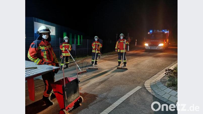 Mit Schutz- und Gesichtsmasken sowie mit ausreichend Abstand beseitigten die Einsatzkräfte die Ölspur in der Röntgenstraße in Kemnath. Bild: mde