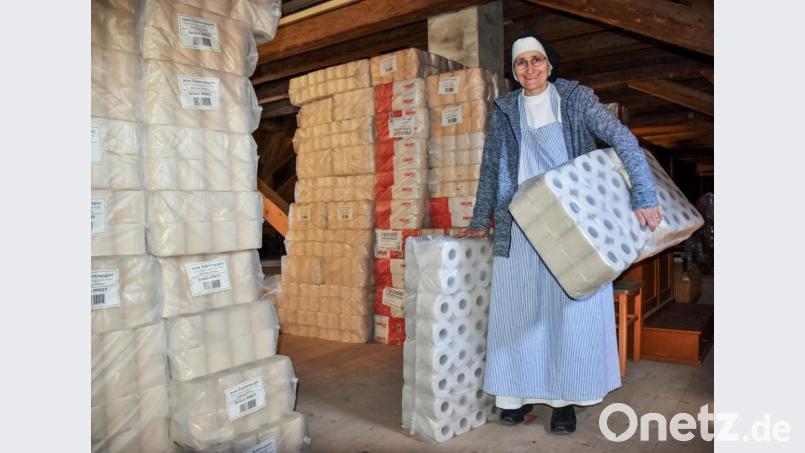 Franziska Brenner, Priorin des Klosters der Dominikanerinnen in Bad Wörishofen, im Lagerraum mit Klopapierrollen. Bild:  Christopher Beschnitt/KNA